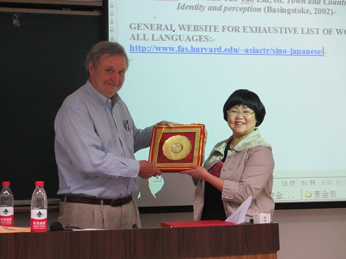 IMG_8180 足球比分直播spbo
副院长李德英教授向麦金农教授赠送礼品20120531川大研1-102.JPG